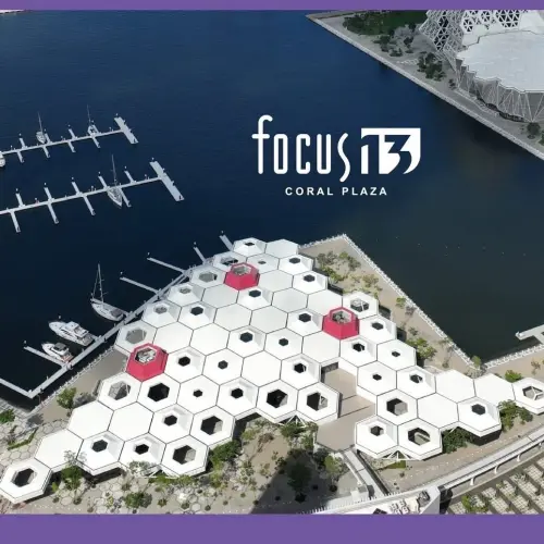 ▲「FOCUS 13」緊鄰「高雄流行音樂中心」與高雄港，建築以「珊瑚礁群」為靈感，運用大量六角形幾何結構拼接。（圖／FOCUS 13臉書）