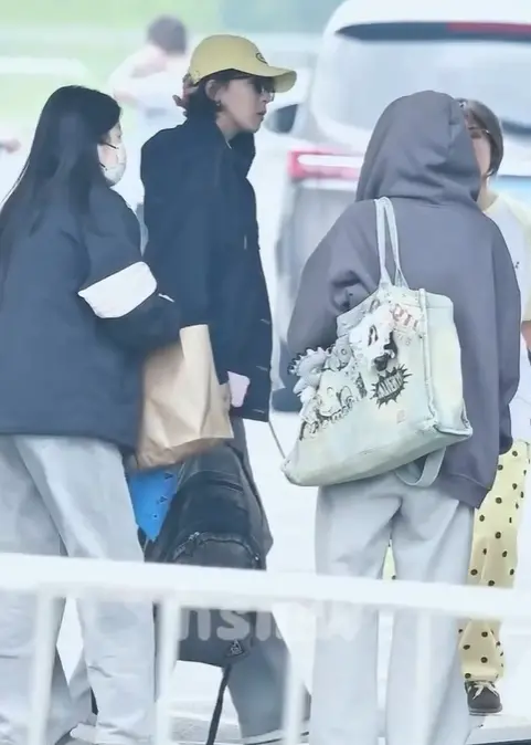 ▲曾沛慈今日的上班路透照引熱議，被說看起來瘦了很多。（圖／翻攝自微博）