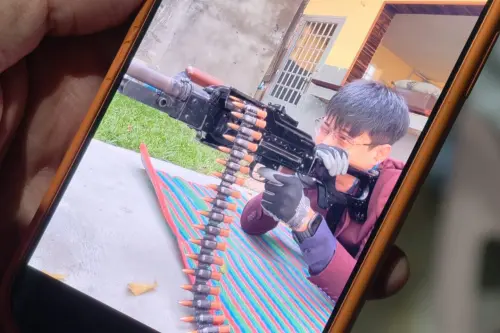 ▲泰國警方在中國男手機中找到他持槍瞄準目標練習的影像畫面。（圖／取自泰國警方）