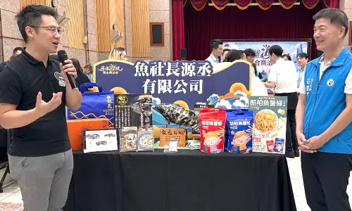 ▲高雄海味業者在媒合商洽會中推介水產品與精緻伴手禮，期進入企業供應鏈的合作契機。(圖／高雄市政府海洋局提供)