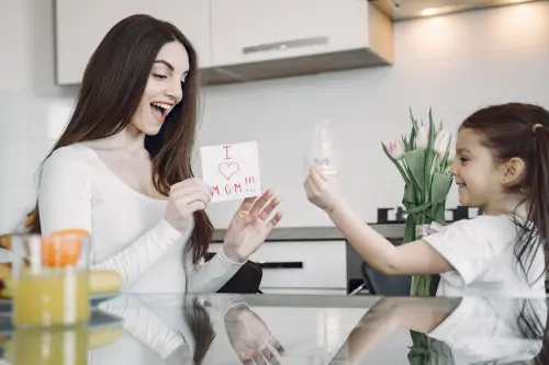 ▲現代主流的母親節（Mother’s Day）是由美國人安娜賈維斯所推動。（示意圖／Pexels）