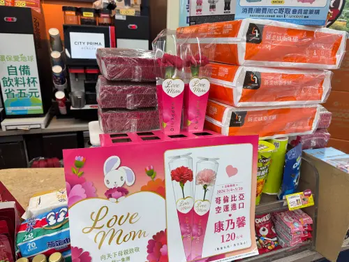▲超商開賣母親節康乃馨花束，只要一束就可以免費外送到媽媽手上。（圖／記者鍾怡婷攝）