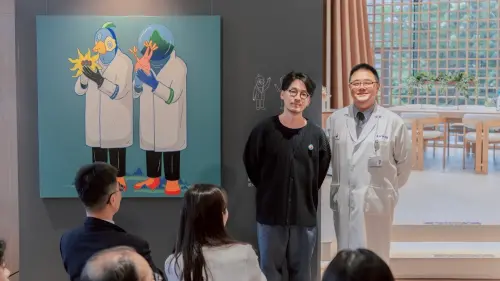 ▲藝術家張騰遠與馬光醫療網副學術長鄭鴻強醫師。（圖／馬光中醫提供）