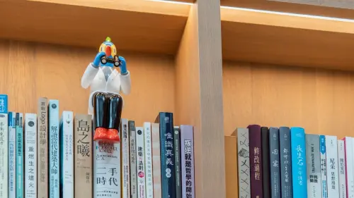 ▲信義馬光中醫診所挑高書牆藏有許多正在觀察中的鸚鵡人。（圖／馬光中醫提供）
