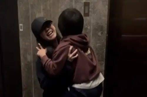 方志友跟9歲兒玩抱抱挑戰！大笑對視竟哭了：謝謝你來當我的寶貝