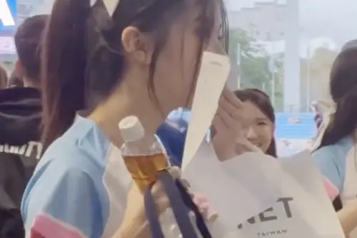 ▲李珠珢一看到滿分考卷就信守承諾給了對方唇印。（圖／讀者提供）