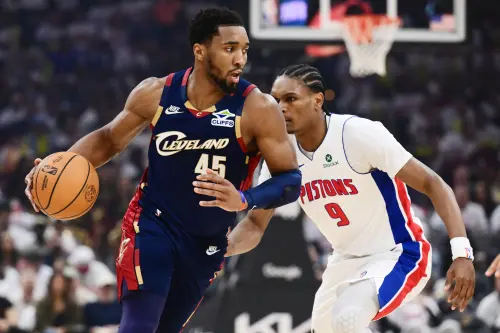 ▲米契爾(Donovan Mitchell)在第三節強行切入面對活塞防守。他全場轟下35分與10籃板，雖然末節效率下滑，但依然是騎士前三節能咬住比分的靈魂人物。（圖／路透／達志影像）