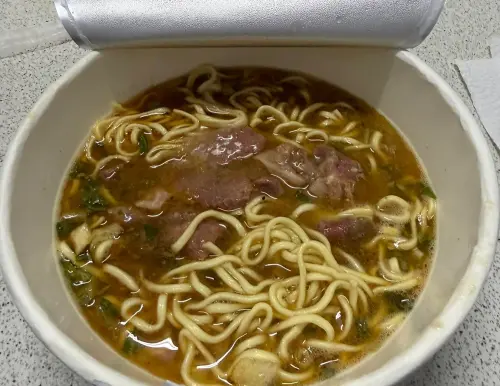 ▲滿漢大餐Gold系列湯頭酸辣，加上料多、肉塊大，在民眾心目中評價極高。（圖／泡麵公社 泡麵俱樂部臉書）