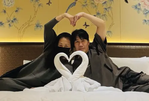 羅時豐慶結婚30週年曬床照！超漂亮老婆罕見露臉：只能是妳