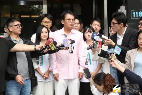 柯文哲嫌貴！前幕僚爆設計民眾黨徽不想付錢　黃國昌說話了