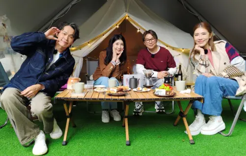 ▲三立都會台全新實境訪談節目《坐吧！聊聊》，由黃鐙輝（左起）、黃嘉千和小禎（右1）一起主持，首集來賓為陳鎮川（右2）。（圖／徽摩立科技提供）