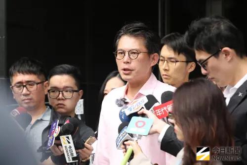 黃國昌新書霸榜！正式超越「這人」　他直呼：台灣文學新巔峰