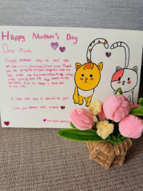 ▲小海豚寫給林心如的卡片以及手作花朵都超可愛。（圖／Ruby林心如臉書）