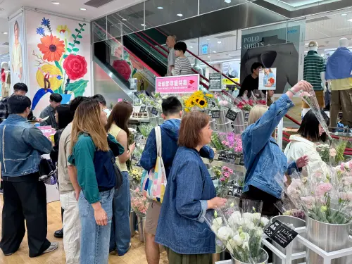 ▲母親節假日記者直擊UNIQLO FLOWER，好多人在選購花束。（圖／記者蕭涵云攝）