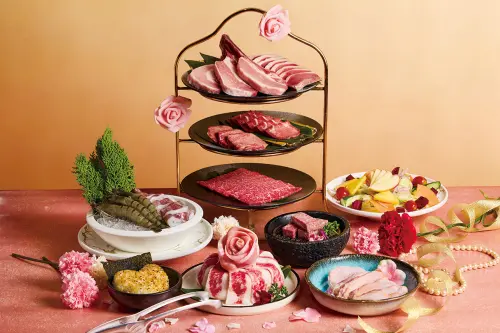 ▲燒肉同話送「肉肉花蛋糕」慶祝母親節。（圖／這一鍋集團提供）