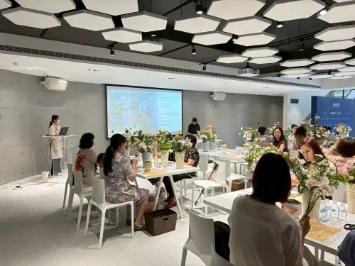 ▲漢宇建設於母親節前夕邀請住戶體驗專屬VIP花藝課程，藉由手作花禮傳遞謝意。（圖／業者提供）