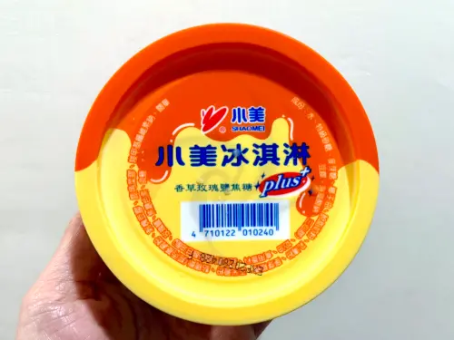 ▲小美冰淇淋新口味外盒長得與原味有點像，注意中間有寫上「Plus+香草玫瑰鹽焦糖」。（圖／記者蕭涵云攝）