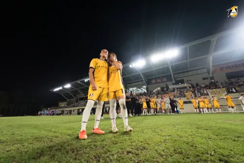 ▲高雄Attackers FC(右)曾雯婷與Daiana(左)，完成職業生涯於主場最後一戰。（圖／高雄先鋒提供）