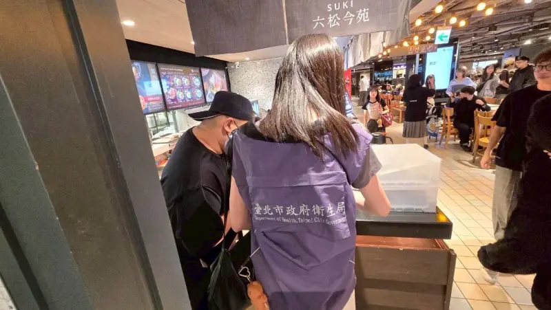    ▲台北誠品生活南西店爆出，美食街有老鼠從天花板掉落，對此，北市衛生局9日晚與商業處、環保局到場聯合稽查。（圖／北市府提供）  