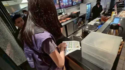 ▲今（10）日晚間北市府環保局、衛生局、商業處到誠品生活南西店聯合稽查。（圖／台北市政府）