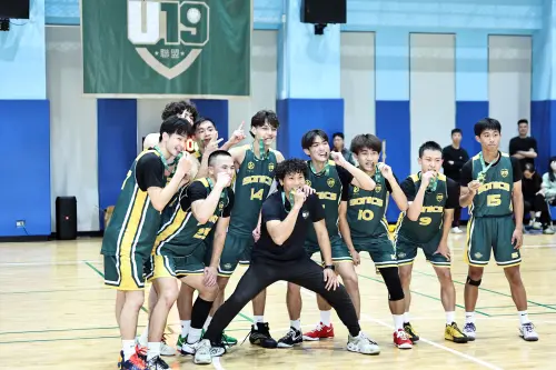▲U19籃球聯盟特優組冠軍賽，Sonics球員慶祝奪冠，這不僅是隊史首冠，更是母親節最好的禮物。（圖／U19籃球聯盟提供）