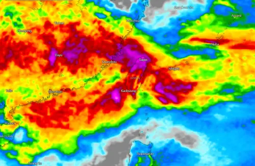 ▲歐洲模式未來6天的累積降雨模擬顯示，台灣上空呈現一片紫紅的驚人預測。（圖／取自「台灣颱風論壇｜天氣特急 」粉專）