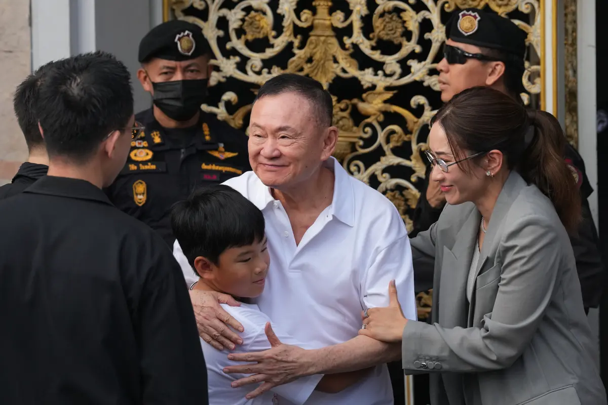 ▲泰國前總理塔克辛（Thaksin Shinawatra）假釋出獄後，與他的女兒Pinthongta Shinawatra（右）和孫子（左）。（圖／美聯社／達志影像）