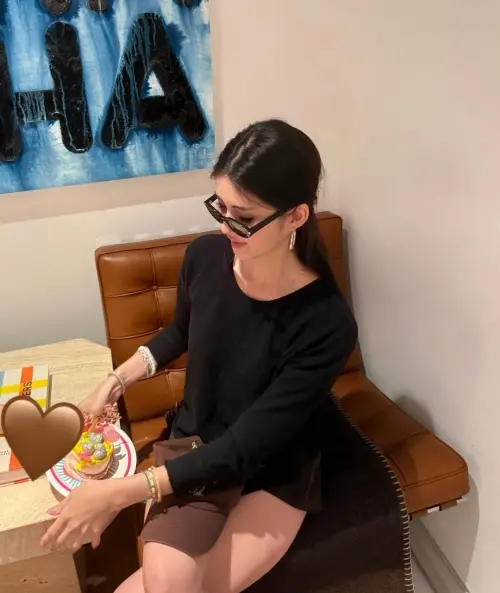 ▲廖思惟拿著母親節小蛋糕，似乎在慶祝自己當媽，更坐實未婚生子一事。（圖／廖思惟IG@trinityliao）
