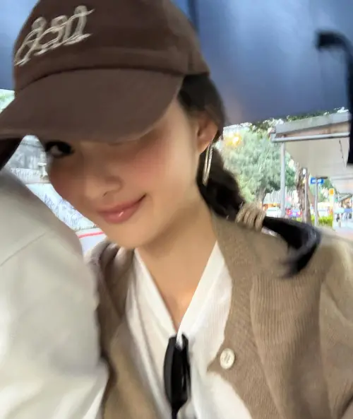 ▲廖思惟的自拍照中，一張依偎著男子撐傘，一張則是搭電梯時把頭靠在男子肩膀上。（圖／廖思惟IG@trinityliao）