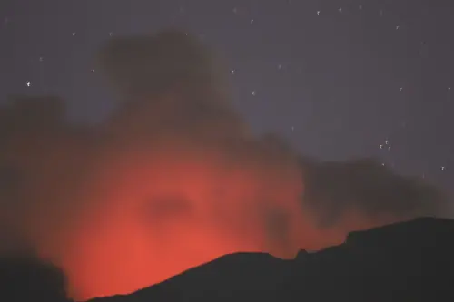 岩漿噴發的前兆！坎拉翁火山首次出現「可見的火山口輝光」