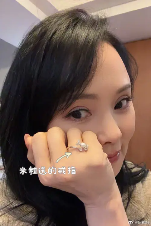 ▲伊能靜（如圖）秀出女兒米粒送她的戒指，女兒寵她如公主。（圖／翻攝自微博＠伊能靜）