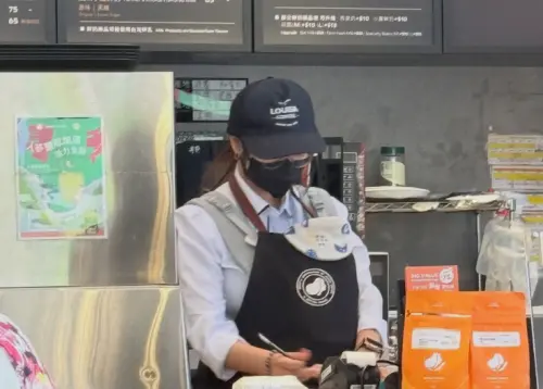 路易莎媽媽店員「背寶寶上班」！畫面感動24萬人　業主曝貼心內幕