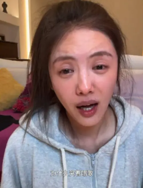 ▲蔡文靜9日在直播間邊唱歌邊痛哭，失控模樣讓大家全看傻。（圖／翻攝自微博）