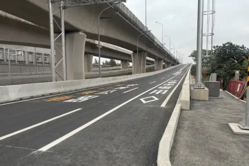 ▲淡江大橋屬快速公路，若有違規停車、違規行駛，將依法處新台幣3000元以上、6000元以下罰鍰。（圖／警方提供）