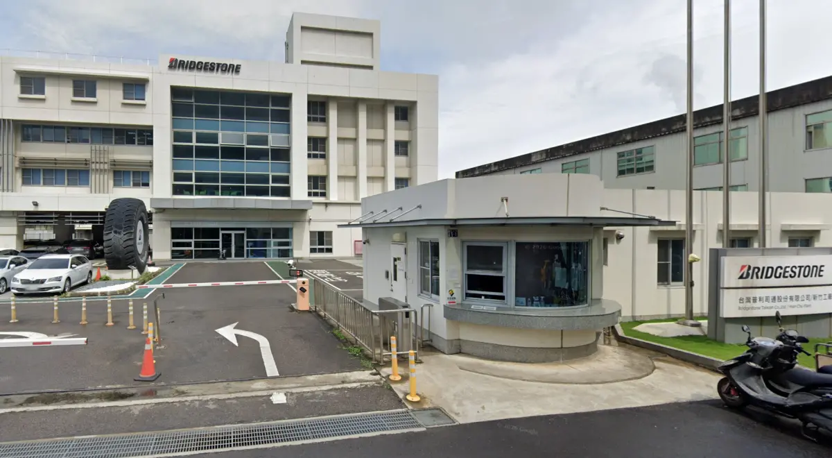 ▲位於新竹產業園區、設廠超過 40 年的知名輪胎大廠「普利司通（Bridgestone）」，今（11）日傳出關廠大裁員，約 551 名員工受到影響。（圖／GoogleMaps）