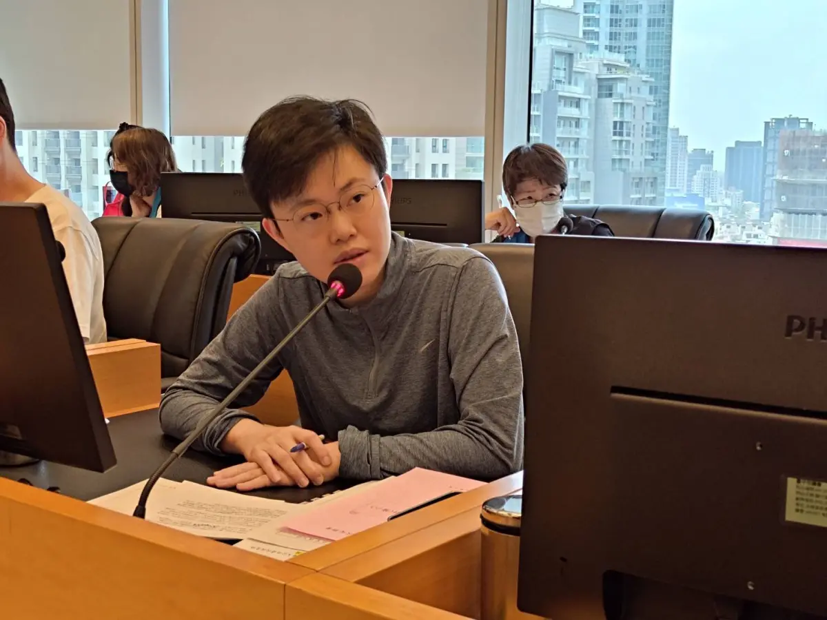 ▲議員陳俞融質疑，市府雖打著「鼓勵民間參與」旗號，實則可能損害財政基石(圖／柳榮俊攝2026.5.11)