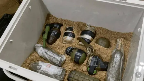 ▲泰國警方查獲中國男租屋處與車輛有大量槍械、手榴彈等軍火及爆裂物。（圖／翻攝自PBS Thai）