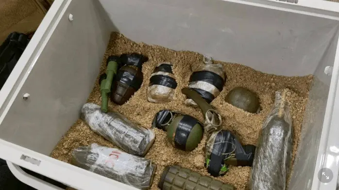 ▲泰國警方查獲中國男租屋處與車輛有大量槍械、手榴彈等軍火及爆裂物。(圖/翻攝自PBS Thai)