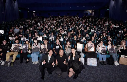 ▲《寒戰1994》劉俊謙（最前排左起）、導演梁樂民、王丹妮（左）和滿場台灣觀眾大合照，台灣觀眾對片子的口碑不錯，也對於角色的後續發展有很多討論。（圖／華映娛樂提供）