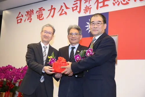 ▲台電今日進行總經理交接儀式，現任台電總經理王耀庭交棒給新任總經理郭天合。（圖／記者邱曾其攝影）
