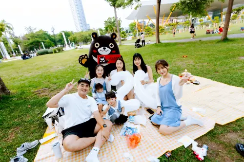 ▲ 「高雄熊 Birthday Party」生日派對活動特別選在交通便利、綠意盎然的中央公園站舉辦，希望讓熊寶粉絲和市民朋友一出捷運月台就能感受高雄熊的超萌魅力。（圖／高市府觀光局提供）