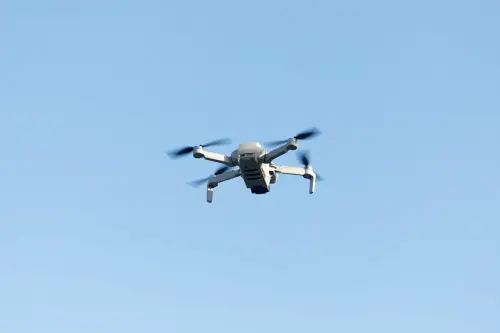 ▲據《民用航空法》，無人機必須與橋體、快速道路保持 30 公尺以上距離。（圖／Pexels）