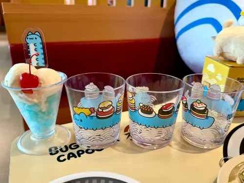 ▲鐵粉發現，「咖波壽司列車杯」至少要3個才能排出完整長長的咖波。（圖／記者蕭涵云攝）