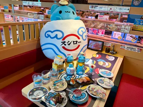 ▲高度達80cm的巨型「咖波茶碗蒸抱枕」降臨壽司郎。（圖／記者蕭涵云攝）