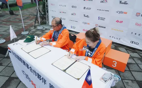 ▲台灣96自行車協會理事長楊倩玉與沖繩縣自由車競技連盟代表團簽署合作，象徵台日自由車界將在賽事報名、人才培育及運動旅遊展開全方位合作。（圖／96聯賽提供）