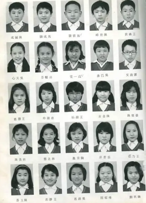 ▲天心（最左排第二位）、舒淇（左邊第二排第四位）曾是新店大豐國小同學，照片還在畢業紀念冊同一頁，幾年前在網上被公開，曾經引起話題。（圖／翻攝自 爆廢公社FB）