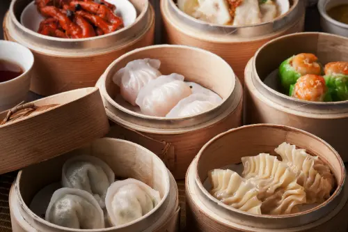 ▲翰品酒店高雄的「港都茶樓」即日起限時推出「三人套餐券」，只要1699元吃到多樣化港點與烤鴨或油雞（2選1）。（圖／高雄翰品酒店提供）