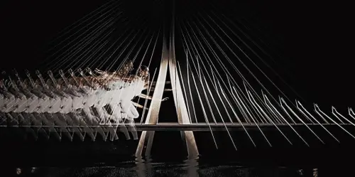 ▲交通部長陳世凱形容，淡江大橋像是一名在夜色中起舞的舞者，橋塔宛如雙手合十守護淡水河口。（圖／取自陳世凱臉書）