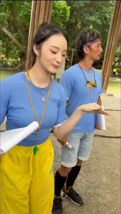 ▲藍波（右）小女兒咩咩（左）參加樂天女孩徵選，被爆出「靠爸晉級」疑雲，對此藍波親上火線吐內情。（圖／翻攝自臉書藍波老師）