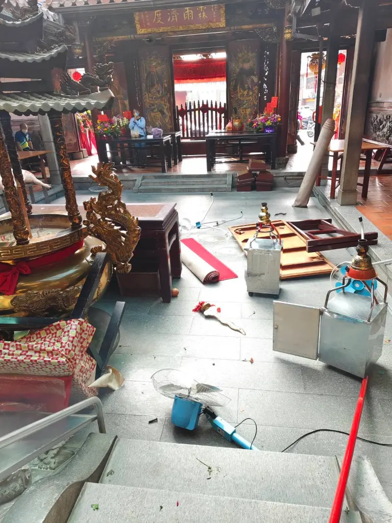   ▲台中市古蹟萬和宮被砸，現場一片狼籍。（圖／何文海提供，2026.05.12）  